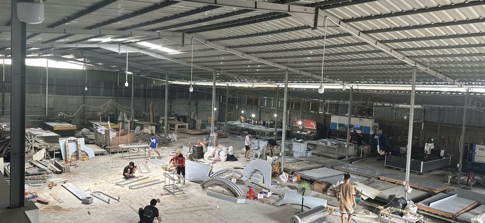 Nhà xưởng KTV Decor hoạt động theo quy trình khép kín, từ thiết kế bản vẽ kỹ thuật, lên mô hình 3D, cho tới cắt CNC, hàn, xử lý bề mặt và lắp dựng demo. Đội ngũ kỹ thuật viên luôn đảm bảo tiêu chuẩn an toàn và tiến độ thi công theo yêu cầu của từng dự án như beer club, beer garden, lounge, karaoke hoặc các công trình giải trí cao cấp.