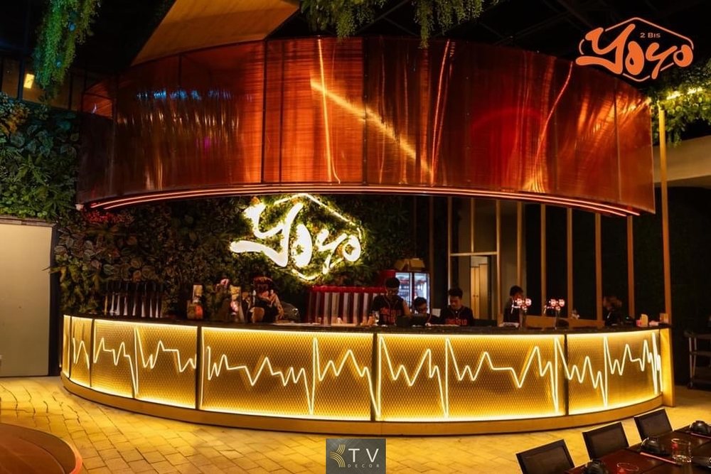 Quầy bar hiện đại tại nhà hàng Beer - Food Garden với hiệu ứng ánh sáng vàng và thiết kế vòng cung nổi bật