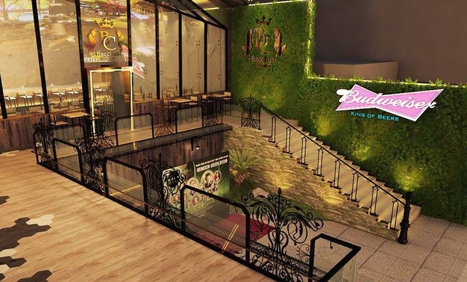Thiết kế nhà hàng sang trọng với cổng vòm lớn, mặt tiền kính và thang đá nổi bật về đêm tại Đà Lạt