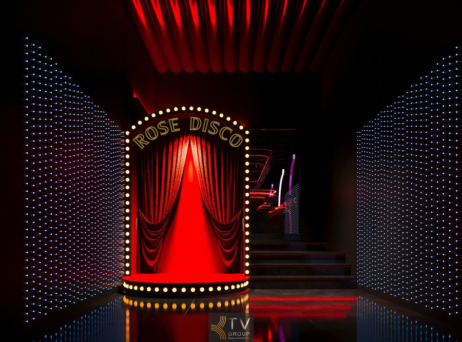 Nội thất phòng trà khiêu vũ sử dụng ánh sáng phản chiếu tạo hiệu ứng đẹp. 