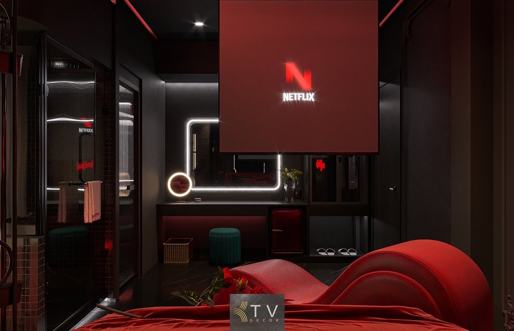 Không gian phòng khách sạn tình yêu được đầu tư với hệ thống màn chiếu Netflix treo trần, tích hợp cùng hệ thống đèn LED âm tường tạo hiệu ứng ánh sáng huyền ảo.
