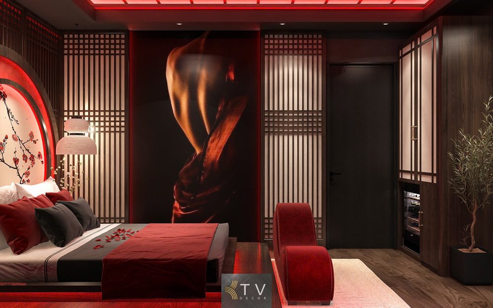 Thiết kế phòng khách sạn tình yêu hiện đại với nội thất gỗ tối màu, ghế tantra đỏ, tranh nghệ thuật lớn và ánh sáng đỏ ấm áp.
