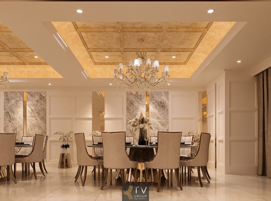 Phòng VIP gây ấn tượng với trần vòm ánh vàng sang trọng, đèn pha lê tinh xảo và bộ sofa bọc nệm cao cấp. Tông màu kem – gold kết hợp ánh sáng dịu tạo nên không gian tiếp khách đẳng cấp, riêng tư và đầy tính nghệ thuật.