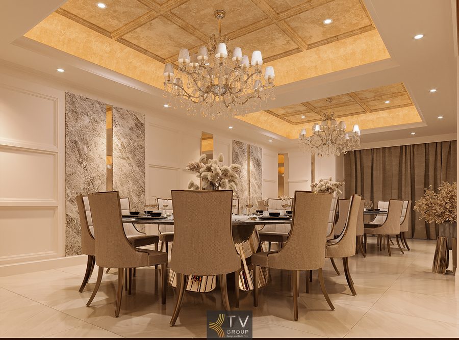 Không gian VIP nổi bật với hệ trần ánh vàng champagne, các mảng tường décor tinh tế và bộ sofa Luxury đối xứng. Đèn pha lê trung tâm cùng bàn kính ánh kim tạo cảm giác lộng lẫy nhưng vẫn giữ sự ấm áp, phù hợp tiếp khách cao cấp.