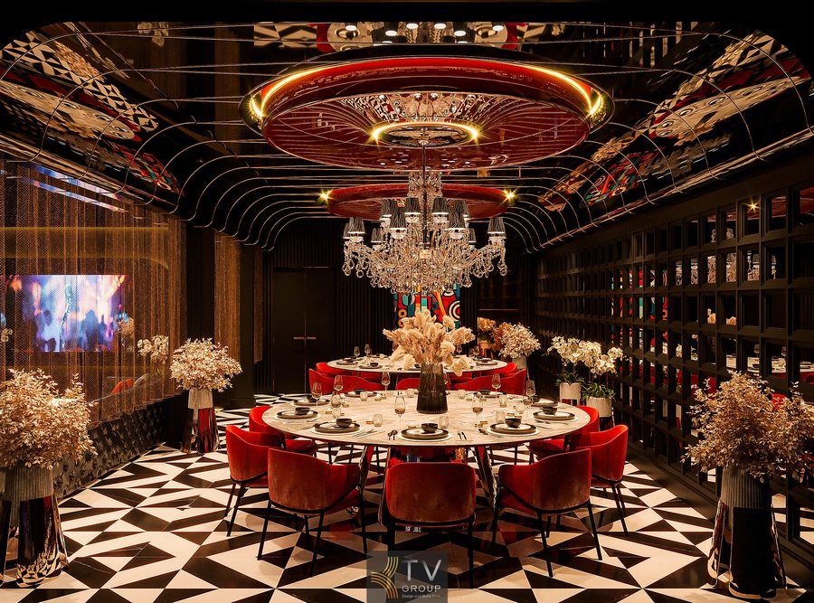 Phòng VIP nhà hàng được thiết kế theo phong cách luxury đương đại với không gian riêng tư, sang trọng và tinh tế. Bố cục bàn tròn trung tâm kết hợp ghế bọc nhung cao cấp, trần gương nghệ thuật và đèn chùm pha lê tạo điểm nhấn đẳng cấp. Ánh sáng ấm, âm thanh bố trí kín đáo giúp mang lại trải nghiệm tiếp khách và ẩm thực trọn vẹn. 