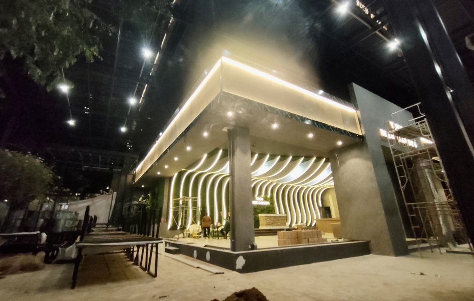 Hình ảnh thực tế thi công YOYO Beer Garden – Giai đoạn hoàn thiện với hệ vòm ánh sáng ấn tượng