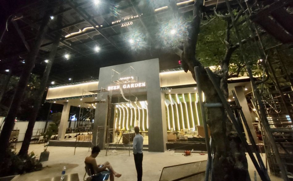 Thi công thực tế mặt tiền nhà hàng Beer Garden YOYO – Hoàn thiện hệ bảng hiệu & khung vòm ánh sáng