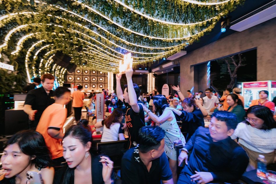 Không gian bên trong nhà hàng Beer Garden YOYO Hồ Con Rùa – thiết kế thi công bởi KTV DECOR, phong cách nightlife sôi động, ánh sáng LED ấn tượng