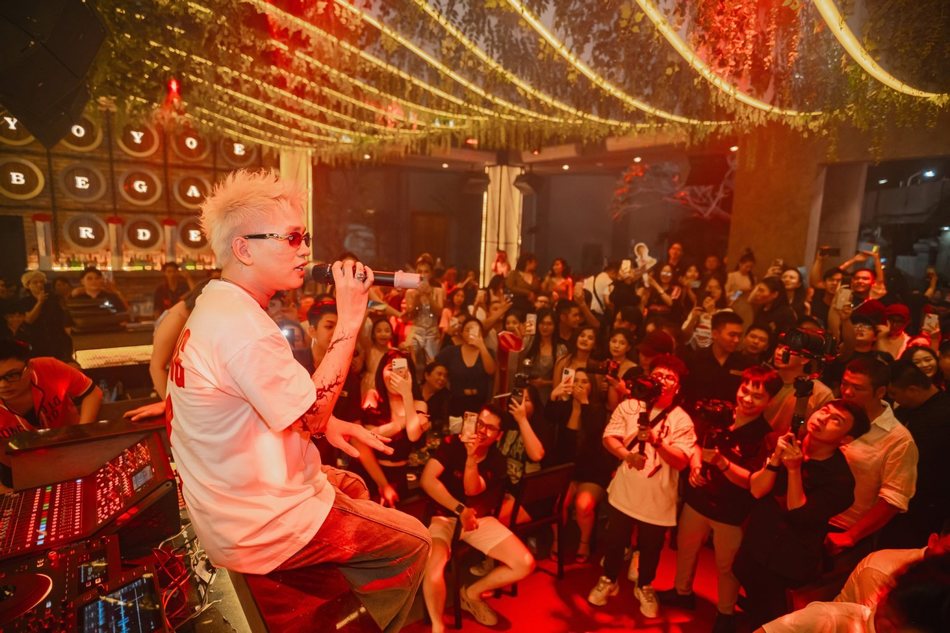 Sân khấu biểu diễn tại nhà hàng Beer Garden YOYO – Hồ Con Rùa TPHCM, thiết kế thi công bởi KTV DECOR, không gian nightlife sôi động