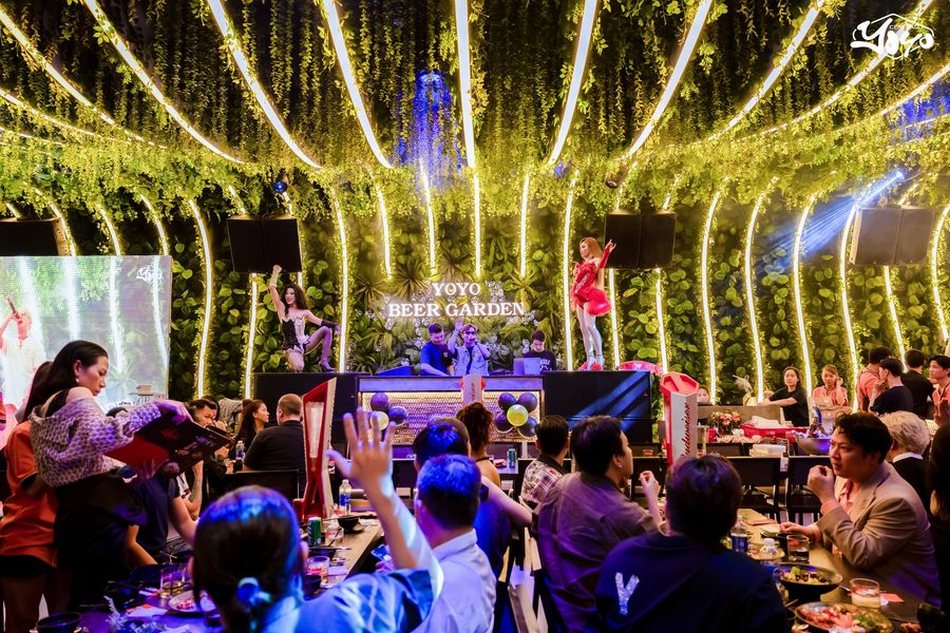 Sân khấu trung tâm nhà hàng YOYO Beer Garden – thiết kế thi công phong cách Beer – Food – Show tại Hồ Con Rùa TPHCM
