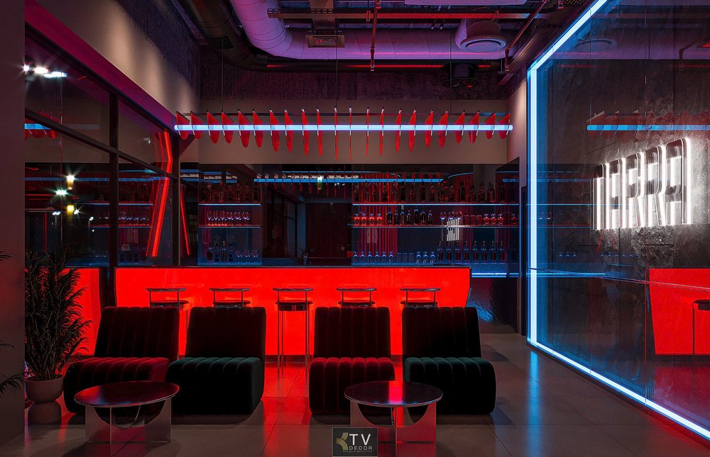 Khám phá thiết kế quầy bar Club BiDa hiện đại với ánh sáng LED đỏ nổi bật, không gian sofa sang trọng và hệ thống trưng bày rượu đầy tinh tế – một sản phẩm thiết kế đẳng cấp từ KTV Decor.