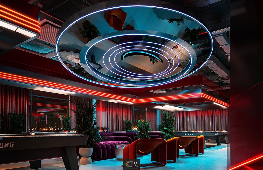 Bức ảnh thể hiện góc chill lounge của Club Billiard, nơi trần tròn đồng tâm gắn LED kết hợp gương phản chiếu tạo nên hiệu ứng thị giác “không gian mở rộng” cực kỳ độc đáo. Thiết kế trần này vừa là tác phẩm nghệ thuật ánh sáng, vừa đóng vai trò như điểm nhấn trung tâm toàn bộ club.