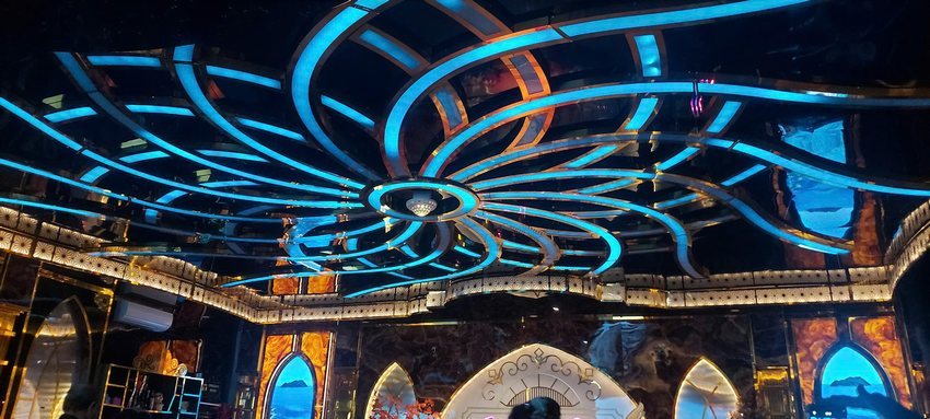 Không gian cafe lounge sang trọng, ánh đèn huyền ảo – nơi bạn thả hồn vào âm nhạc và những bản tình ca tự hát.