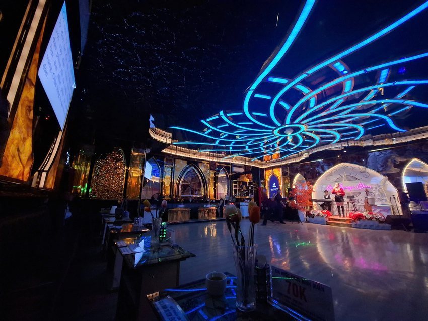 Không gian lounge cafe lung linh, sân khấu nhạc sống chill – nơi cảm xúc thăng hoa cùng giai điệu.