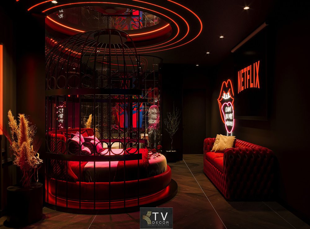 Không gian tình yêu rực lửa với đèn neon và giường tròn độc đáo
