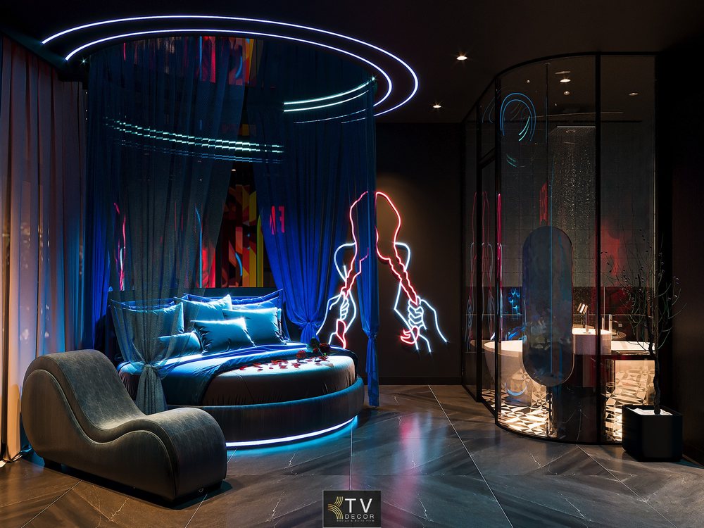 Love Hotel giường tròn cực chill với ánh sáng neon xanh huyền ảo