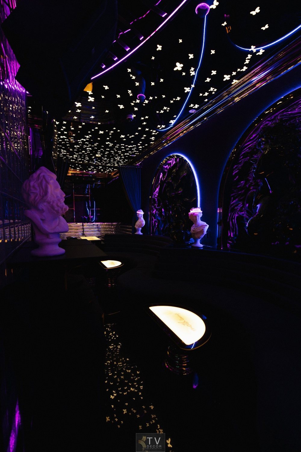 Không gian Lounge nhỏ 100m² – Thiết kế trần bướm LED phản chiếu ấn tượng của KTV DECOR