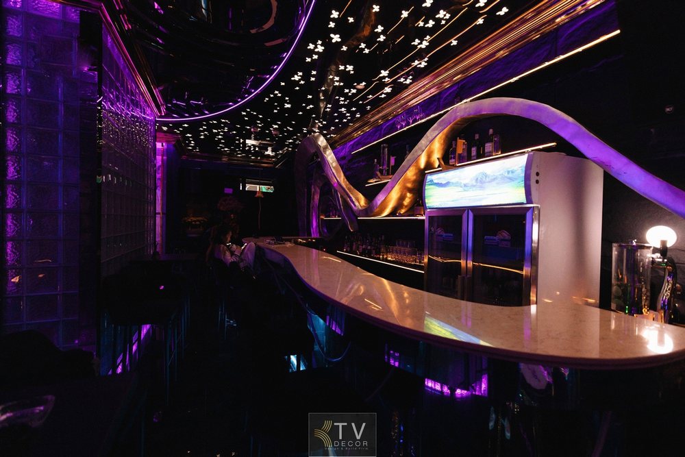 thiết kế bar Lounge nhỏ, quầy bar Lounge 100m², thiết kế Lounge diện tích nhỏ, bar mini nightlife, đường cong ánh sáng Lounge, bar Lounge hiện đại, KTV DECOR bar Lounge