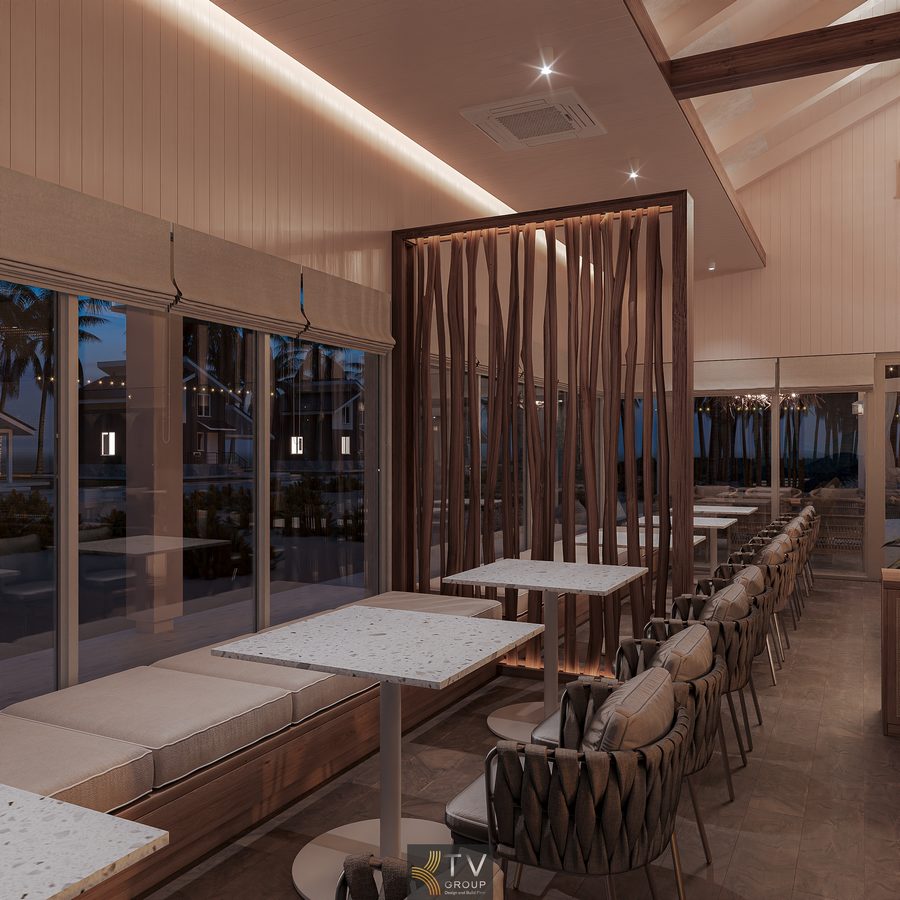 Nhà hàng ngoài trời bố trí nhiều khu vực ngồi riêng tư, được chiếu sáng bằng đèn treo và đèn dây tạo không gian ấm cúng và thư giãn.