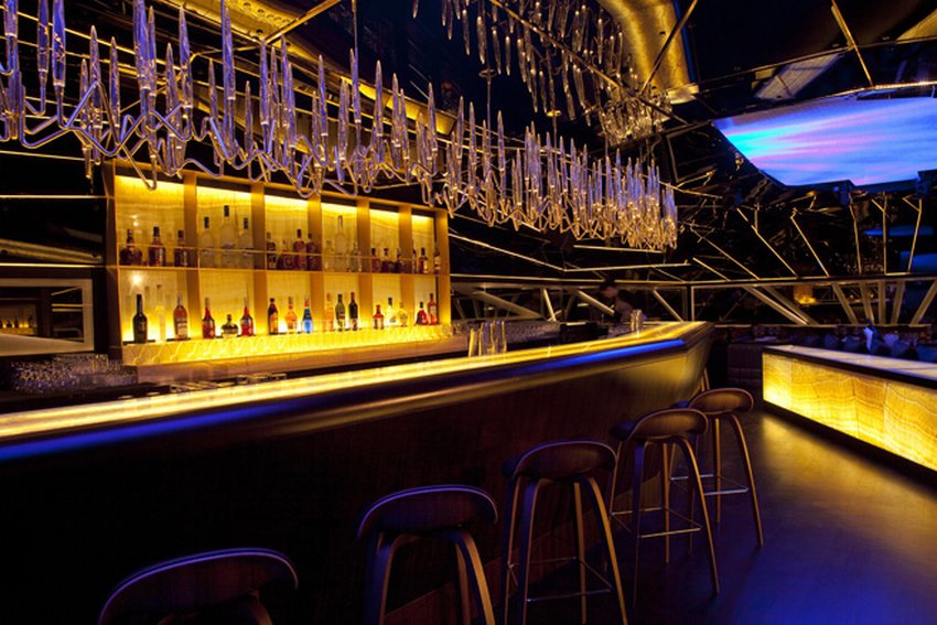 Quầy bar cafe lounge đẳng cấp – điểm nhấn ánh sáng cuốn hút Thiết kế ánh sáng vàng – xanh huyền ảo, kết hợp trần kính phản chiếu tạo nên không gian sang trọng, đầy tính nghệ thuật.