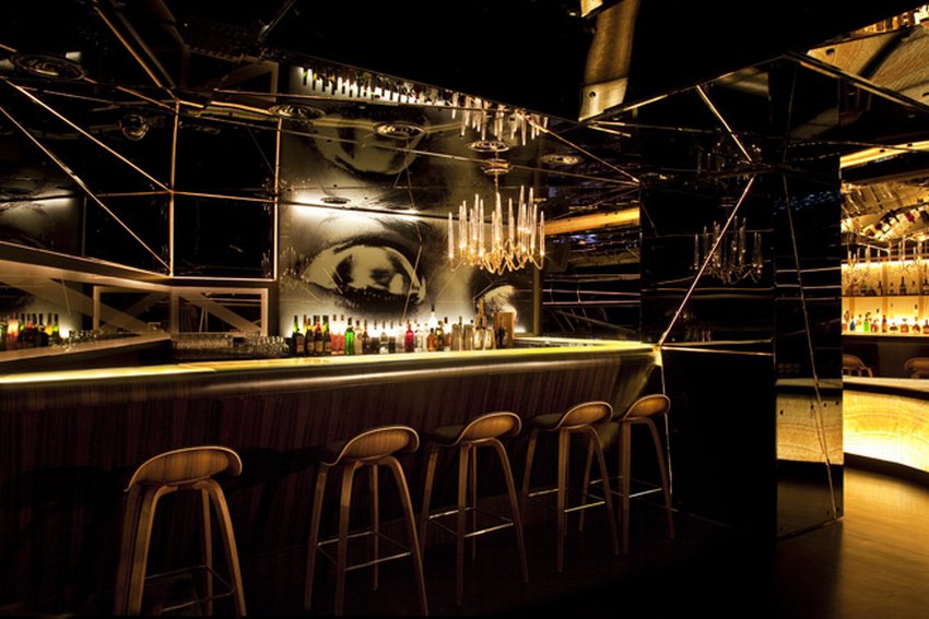 Góc bar đầy cá tính trong không gian cafe lounge hiện đại Sự kết hợp giữa tranh tường nghệ thuật, ánh sáng dịu nhẹ và trần gương tạo nên phong cách độc đáo & ấn tượng khó quên.