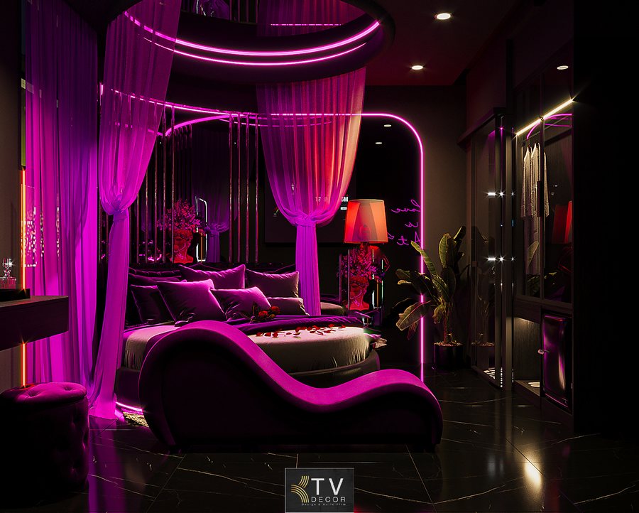 H2: Mô tả chi tiết nội thất – vật liệu – ánh sáng – âm thanh 3. Nội thất nổi bật trong thiết kế  Giường tròn bọc nệm cao cấp, bố trí LED chân giường chạy viền, tạo hiệu ứng lơ lửng.  Ghế thư giãn dáng cong bọc nhung tím – điểm nhấn thẩm mỹ.  Rèm voan tím, tạo layer không gian nhiều lớp, tăng tính lãng mạn.  Sàn gạch đen bóng phản chiếu ánh sáng neon cho hiệu ứng sang trọng.  Đèn sàn đỏ cam mờ, thêm chiều sâu và độ ấm cho căn phòng.