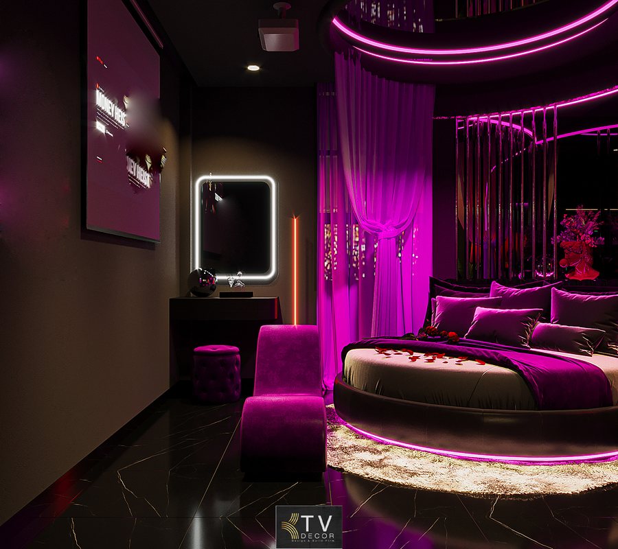 4. Ánh sáng – yếu tố quan trọng nhất của phòng chủ đề  LED hồng – tím chạy viền trần, hắt tường và viền giường.  Ánh sáng độ tương phản cao, tạo “mood” trải nghiệm phù hợp khách lưu trú cặp đôi.  Ánh sáng gương makeup dạng line LED trắng trung tính giúp cân bằng ánh sáng tổng.