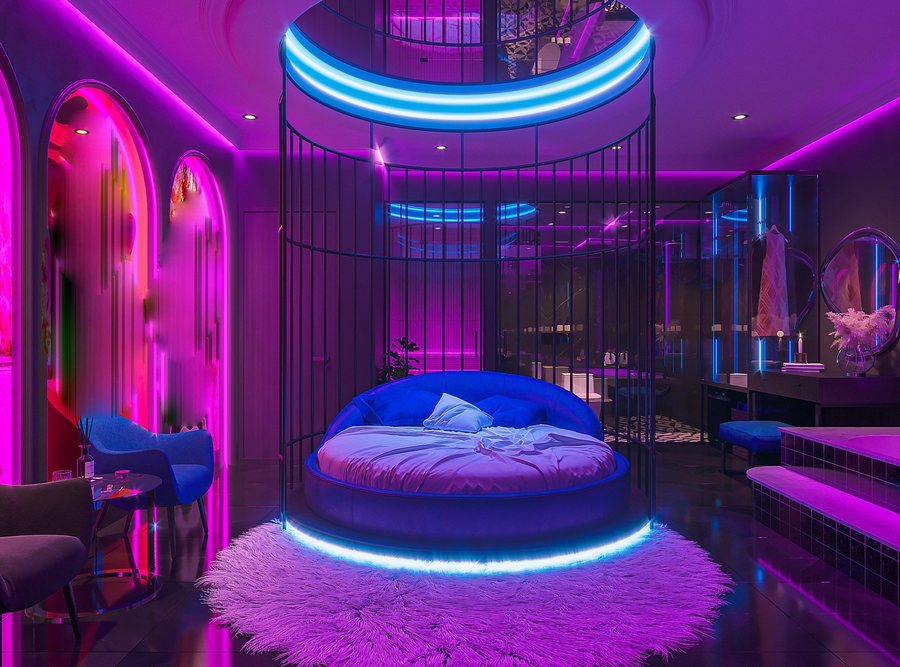 Nội thất nổi bật  Giường tròn lớn bọc nệm êm ái, thiết kế đặt giữa phòng để tạo sự thu hút trung tâm.  Khung sắt bao quanh tạo hình vòng cung độc đáo, tăng cảm giác riêng tư.  Bồn tắm đôi kiểu spa liền kề trong không gian mở.  Thảm lông cao cấp giúp tăng hiệu ứng mềm mại, ấm áp.  Hệ gương nghệ thuật tạo chiều sâu và cảm giác sang trọng. 