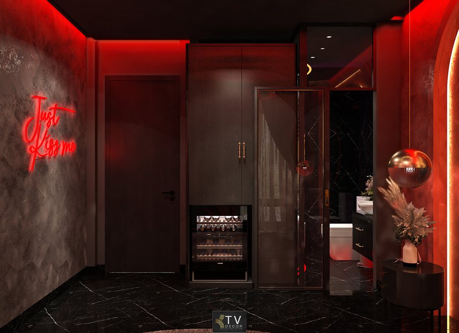 Thiết kế thi công phòng khách sạn chủ đề tình yêu lãng mạn phong cách Luxury Romantic đỏ, giường bốn cột, ánh sáng nghệ thuật và điểm nhấn phượng hoàng đôi độc đáo.