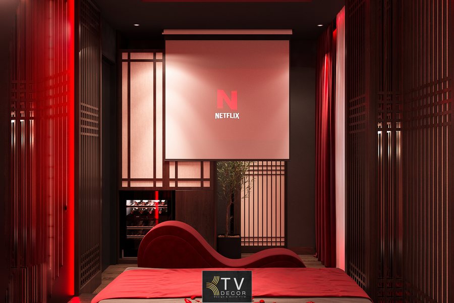 Phòng khách sạn phong cách Á Đông hiện đại, nhấn mạnh ánh sáng đỏ và nội thất sang trọng, mang lại trải nghiệm lãng mạn.