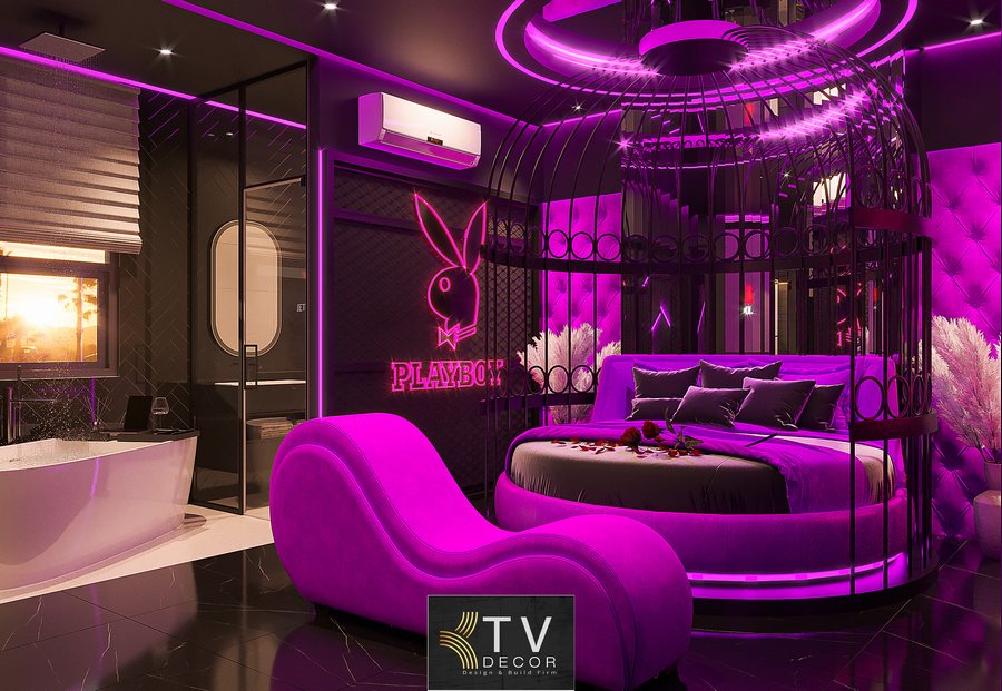 Không gian phòng khách sạn chủ đề tình yêu với ánh sáng tím neon hiện đại, nội thất sang trọng và điểm nhấn lồng trang trí độc đáo. 