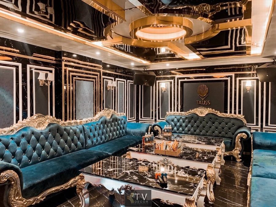 Thiết kế thi công phòng KTV Karaoke tại Cần Thơ – phong cách phi hành gia, ánh sáng neon rực rỡ, không gian giải trí đậm chất tương lai và sáng tạo.