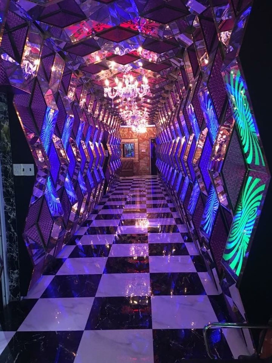 Thiết kế thi công karaoke tại Đà Lạt Lâm Đồng – Nội thất hành lang KTV đẳng cấp với đèn LED, trần pha lê, tường 3D độc đáo 