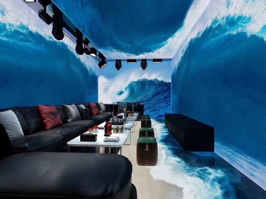 Thiết kế thi công karaoke tại Đà Lạt Lâm Đồng – Phòng karaoke phong cách đại dương 3D, sóng biển phủ trần sàn, sofa da đen hiện đại, không gian thư giãn độc đáo 