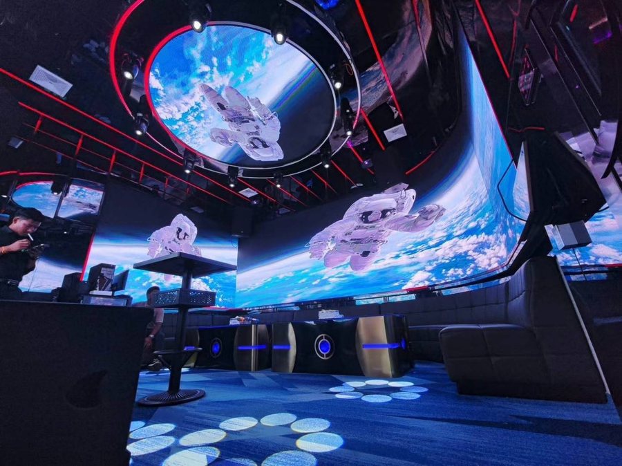 thiết kế thi công karaoke tại Đà Lạt Lâm Đồng phong cách hiện đại với trần LED cong chủ đề phi hành gia không gian 