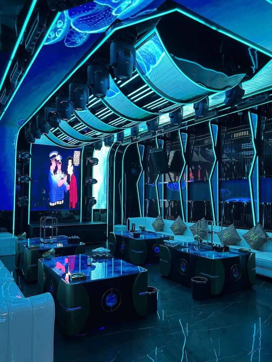 thiết kế thi công karaoke tại Đà Lạt Lâm Đồng phong cách hiện đại với trần LED cong ánh sáng xanh đậm chất công nghệ 
