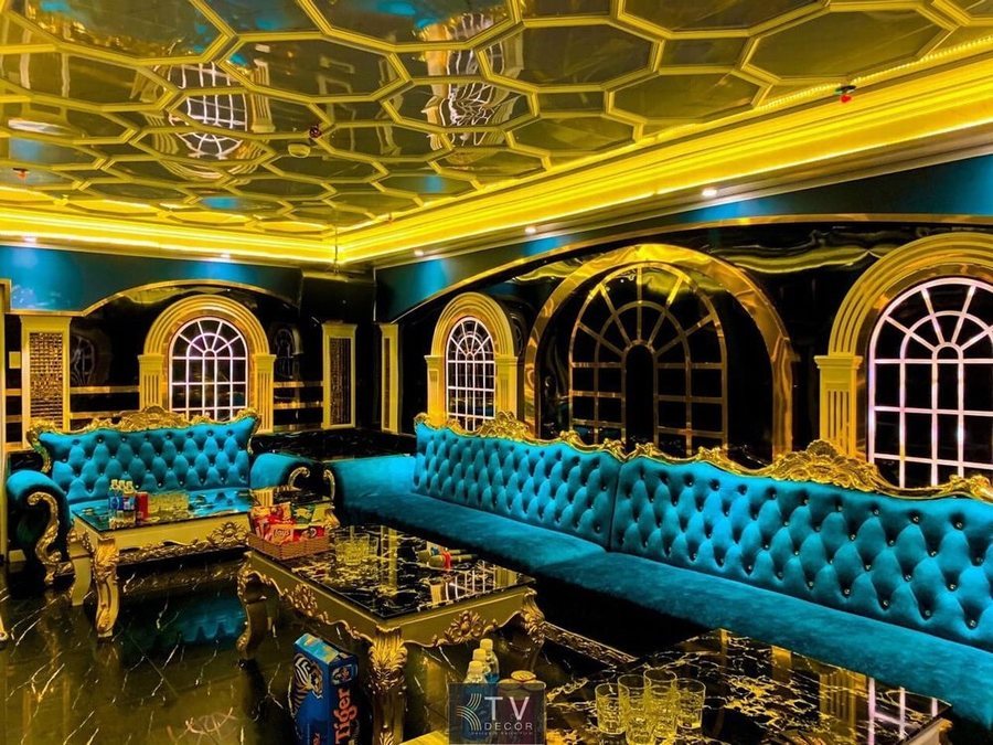 Không gian KTV Karaoke hiện đại, đậm chất tương lai tại Kiên Giang – được thiết kế và thi công bởi đội ngũ chuyên nghiệp mang đến trải nghiệm giải trí đỉnh cao.  Alt ảnh: thiết kế thi công KTV Karaoke tại Kiên Giang sang trọng h