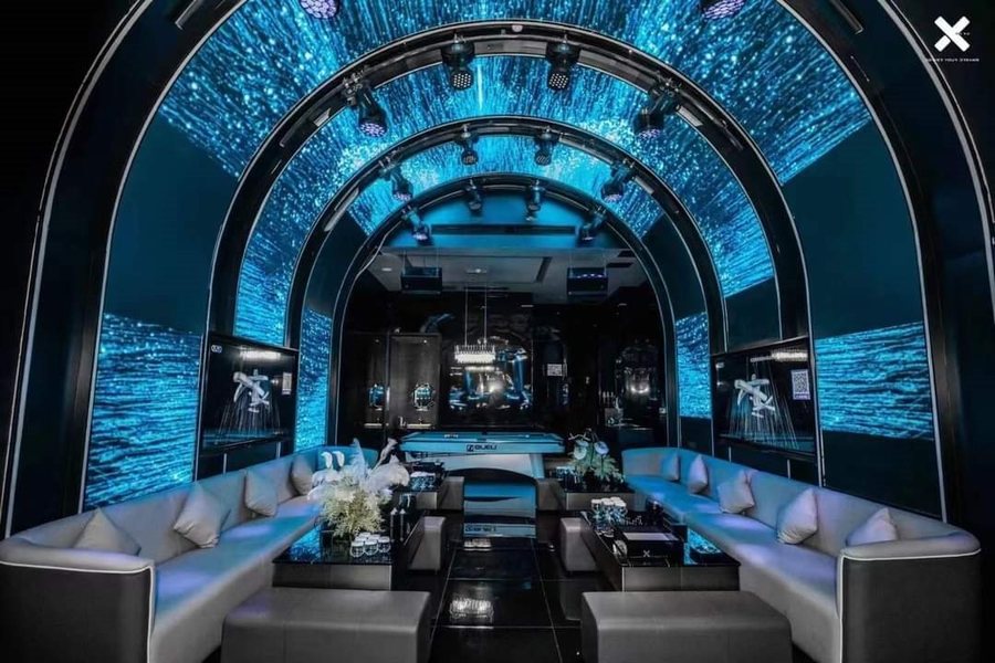 Thiết kế thi công karaoke tại Long An phong cách hiện đại công nghệ, trần LED vòm ánh sáng xanh và nội thất sofa cao cấp.