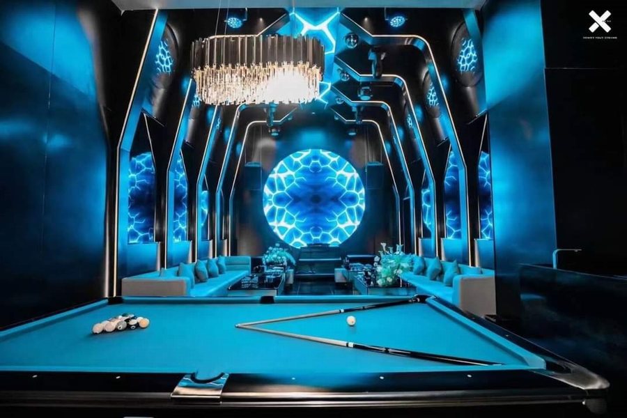 Thiết kế thi công karaoke tại Long An với không gian hiện đại, kết hợp bàn bida và hệ thống đèn LED nghệ thuật.