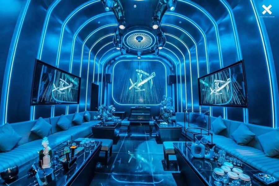 Thiết kế thi công karaoke tại Long An phong cách hiện đại, ánh sáng LED xanh dương, nội thất cao cấp và thiết kế vòm cong ấn tượng.