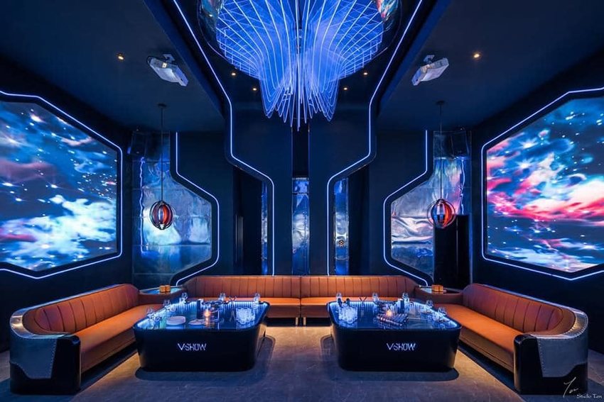 Thiết kế thi công karaoke phong cách tương lai hiện đại, với ánh sáng LED xanh, màn hình lớn và nội thất da cao cấp tạo không gian giải trí đẳng cấp. 