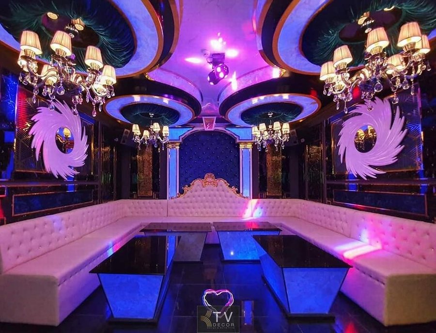 Thiết kế thi công karaoke tại Tây Ninh – phòng karaoke phong cách hoàng gia, sofa trắng, đèn chùm pha lê và nội thất sang trọng nổi bật.