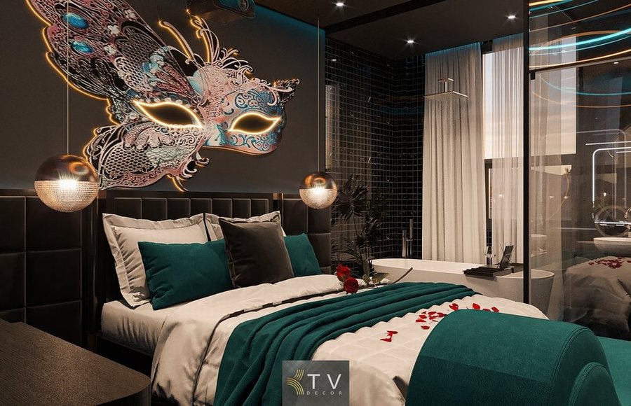 thiết kế thi công phòng khách sạn tình yêu tại TP.HCM – nội thất giường xanh ngọc, mặt nạ nghệ thuật phát sáng, phong cách huyền bí cuốn hút