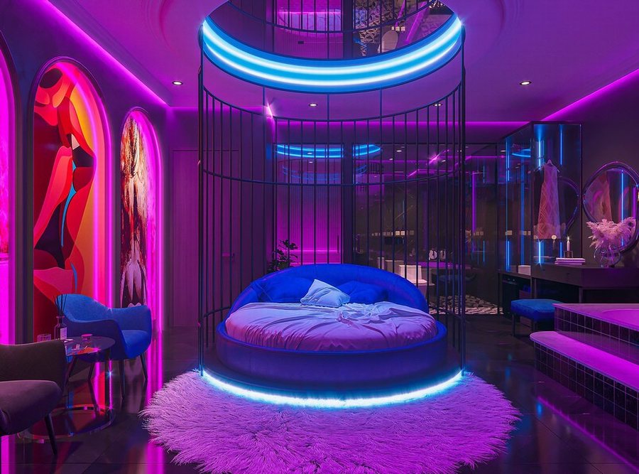 Thiết kế khách sạn tình yêu tại TP.HCM với giường lồng chim, ánh sáng neon tím xanh, nội thất hiện đại độc đáo