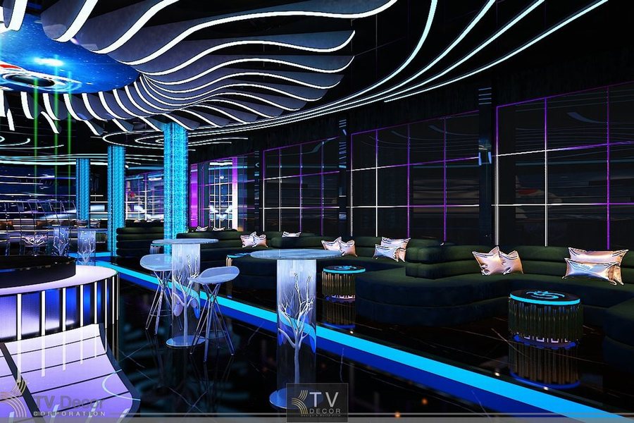 Thiết kế Lounge sang trọng với ánh sáng xanh tím huyền ảo, trần uốn lượn mềm mại và khu ghế sofa cao cấp – tạo không gian thư giãn, giải trí tinh tế và đẳng cấp.