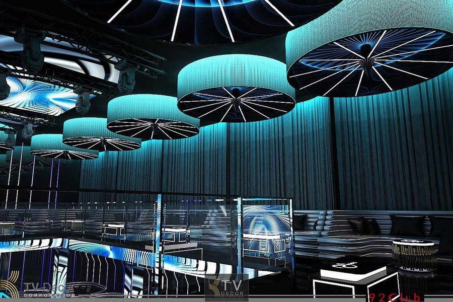 Không gian Bar Club Lounge được KTV GROUP thiết kế nổi bật với hệ thống trần LED tròn ánh xanh lam độc đáo, mang lại hiệu ứng thị giác sống động và cảm giác hiện đại, sang trọng. Cấu trúc không gian mở, bố trí bàn ghế tinh tế tạo nên trải nghiệm giải trí đẳng cấp và khác biệt.