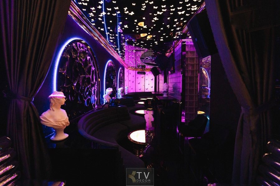 Thiết kế nội thất Bar Lounge phong cách luxury ánh sáng tím huyền ảo – KTV GROUP