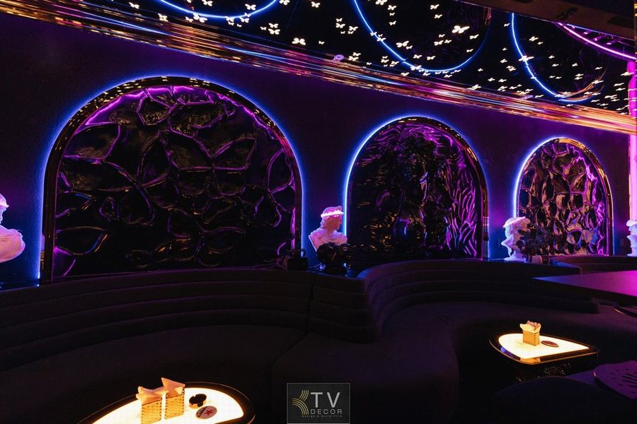 Thiết kế không gian Lounge nghệ thuật ánh sáng tím xanh sang trọng – KTV GROUP