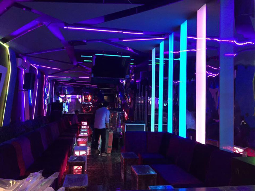 Thiết kế cafe DJ hiện đại với ánh sáng LED độc đáo và không gian đậm chất âm nhạc