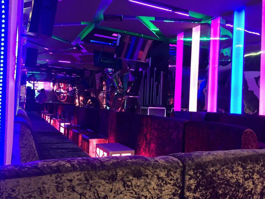 Thiết kế ánh sáng trong quán cafe DJ mang phong cách nightlife sôi động
